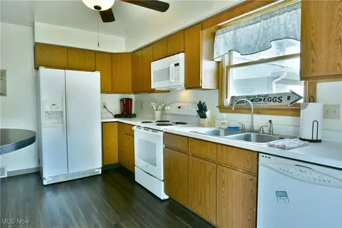 Kitchen - 90 Harvey St, Struthers, OH 44471 photo 5 of 5