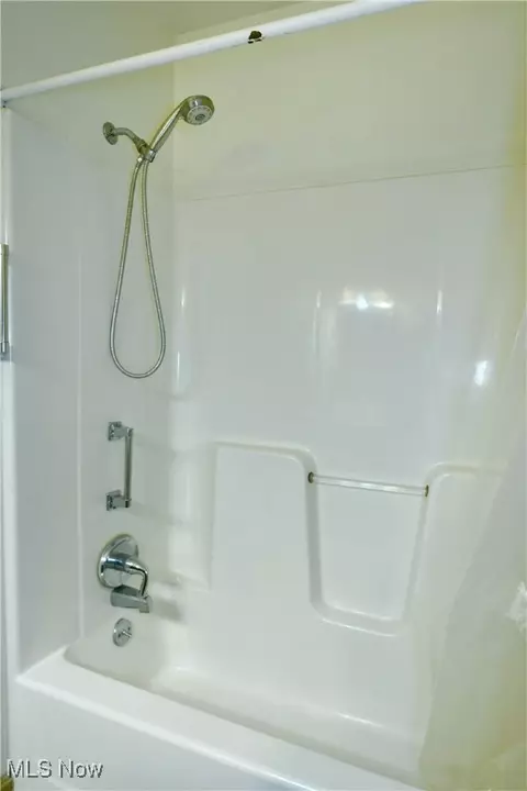 Bath - 90 Harvey St, Struthers, OH 44471 photo 4 of 8
