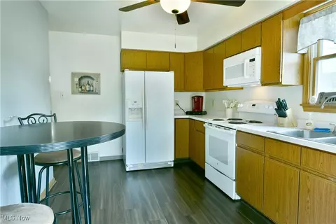 Kitchen - 90 Harvey St, Struthers, OH 44471 photo 4 of 5