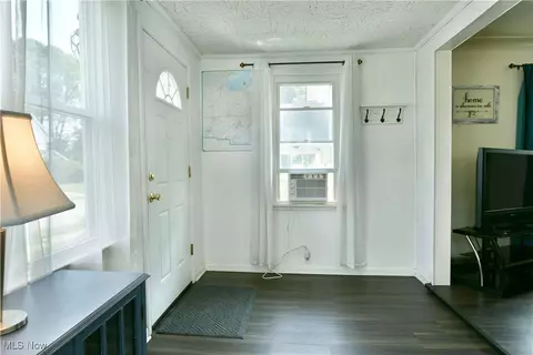 Entry Way - 90 Harvey St, Struthers, OH 44471 photo 2 of 3