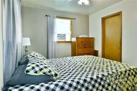 Bedroom - 90 Harvey St, Struthers, OH 44471 photo 2 of 13