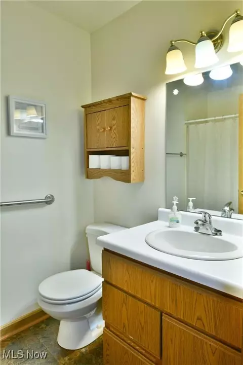 Bath - 90 Harvey St, Struthers, OH 44471 photo 2 of 8