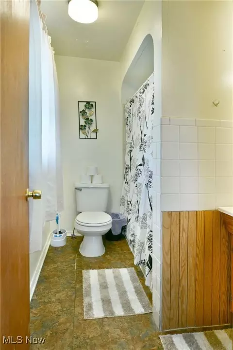 Bath - 90 Harvey St, Struthers, OH 44471 photo 6 of 8