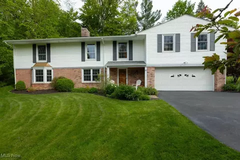 87 Locust Ln, Chagrin Falls, OH 44022