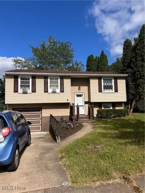 1061 Shadowlawn Dr, Ravenna, OH 44266