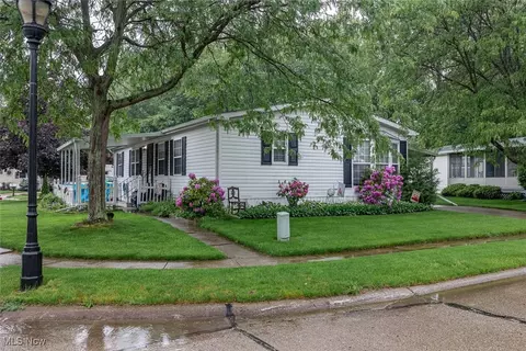 61 Periwinkle Dr, Olmsted Twp, OH 44138