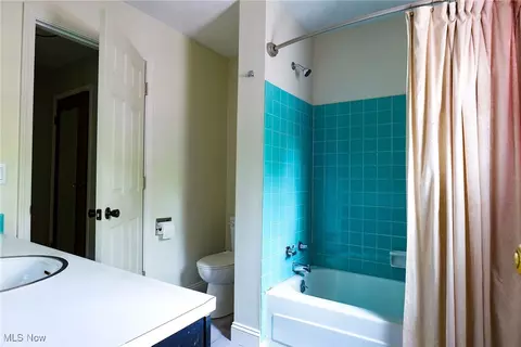 Bath - 8266 Steeplechase Dr, Mentor, OH 44060 photo 3 of 5