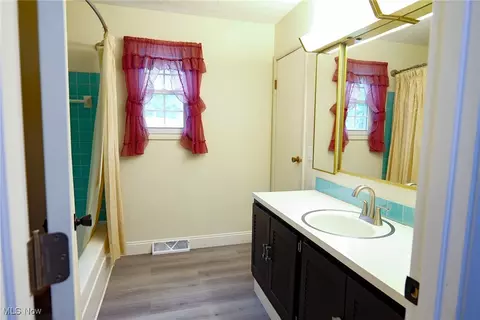 Bath - 8266 Steeplechase Dr, Mentor, OH 44060 photo 4 of 5