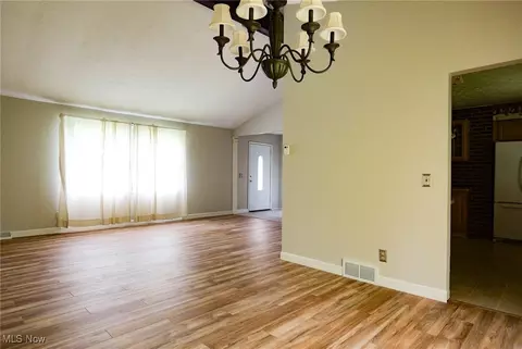 Living - 8266 Steeplechase Dr, Mentor, OH 44060 photo 4 of 8