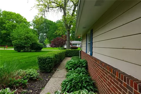Exterior - 8266 Steeplechase Dr, Mentor, OH 44060 photo 1 of 3