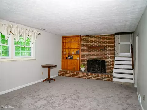 Living - 8266 Steeplechase Dr, Mentor, OH 44060 photo 6 of 8
