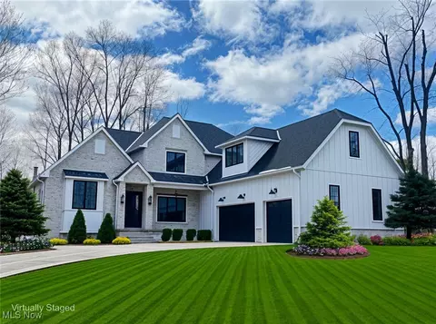 275 Glengarry Dr, Aurora, OH 44202