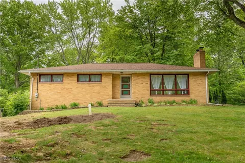 5887 Woodward Dr, Akron, OH 44319