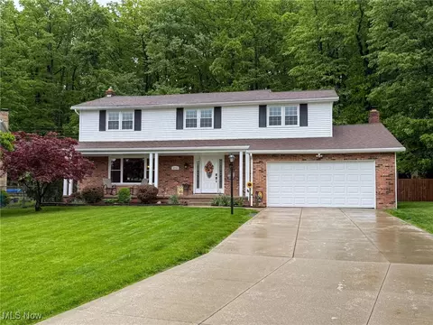 8208 Valley Ln, Parma, OH 44130