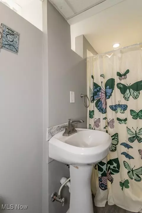 Bath - 320 E 210th St, Euclid, OH 44123 photo 1 of 4