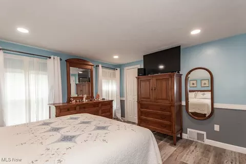 Bedroom - 320 E 210th St, Euclid, OH 44123 photo 4 of 6