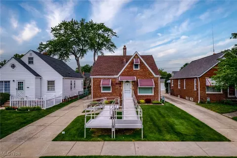 8010 Whittington Dr, Parma, OH 44129