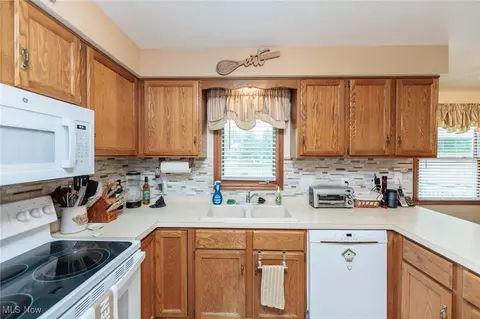 239 Hemlock Dr, Elyria, OH 44035 photo 13