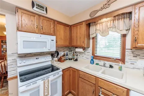 239 Hemlock Dr, Elyria, OH 44035 photo 16