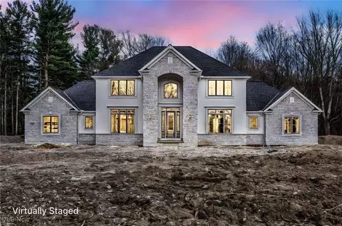28200 Pike Dr, Chagrin Falls, OH 44022