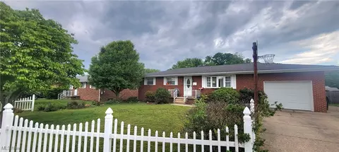 2126 Mctaggart St, Belpre, OH 45714