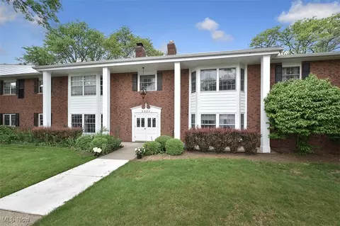 2932 Pease Dr #210, Rocky River, OH 44116