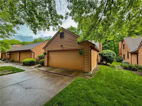 7458 Millrace Ln, Sagamore Hills, OH 44067