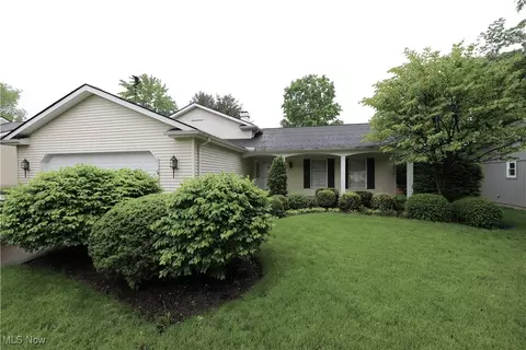 14421 Pine Lakes Dr, Strongsville, OH 44136