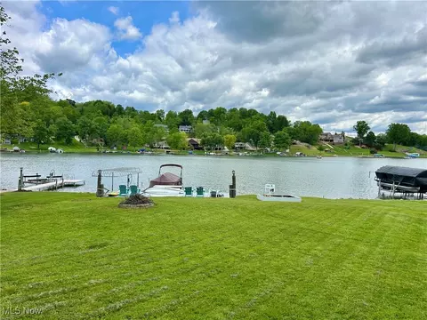 450 W Mohawk Dr, Malvern, OH 44644