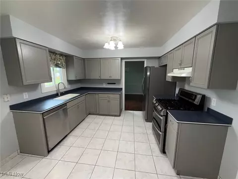 Kitchen - 7556 Jaguar Dr, Boardman, OH 44512 photo 1 of 6