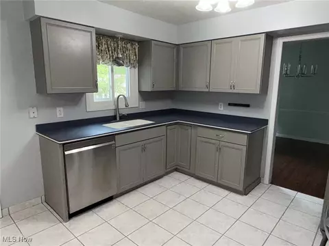 Kitchen - 7556 Jaguar Dr, Boardman, OH 44512 photo 4 of 6
