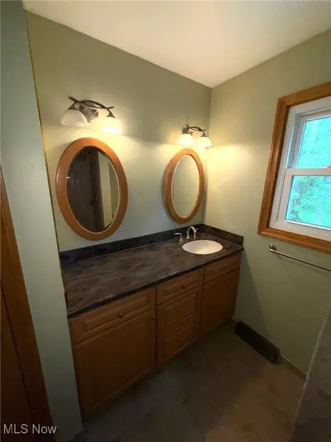 Bath - 7556 Jaguar Dr, Boardman, OH 44512 photo 2 of 6