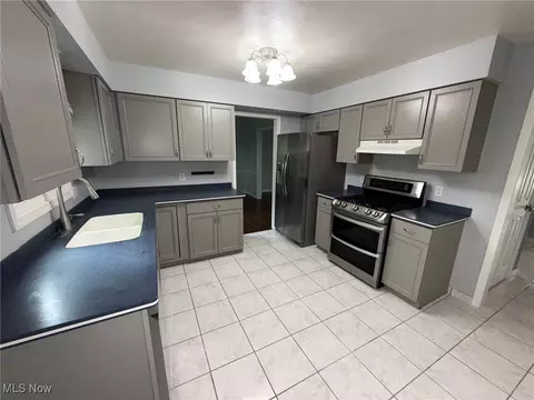 Kitchen - 7556 Jaguar Dr, Boardman, OH 44512 photo 5 of 6