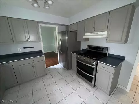 Kitchen - 7556 Jaguar Dr, Boardman, OH 44512 photo 2 of 6