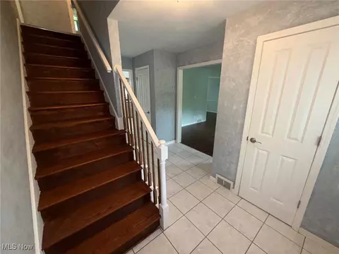 Entry Way - 7556 Jaguar Dr, Boardman, OH 44512 photo 2 of 3
