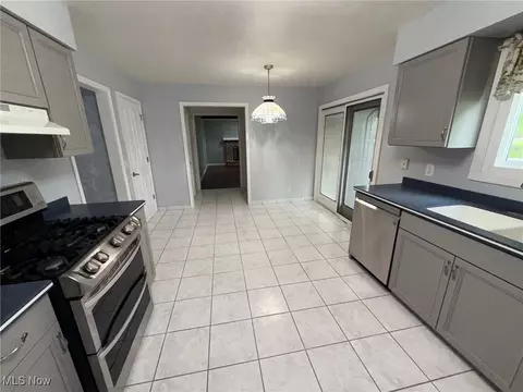 Kitchen - 7556 Jaguar Dr, Boardman, OH 44512 photo 6 of 6
