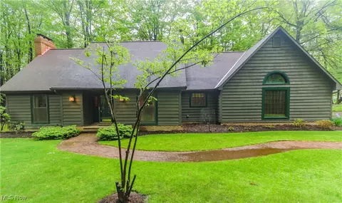 2885 Mill Gate Dr, Willoughby Hills, OH 44094