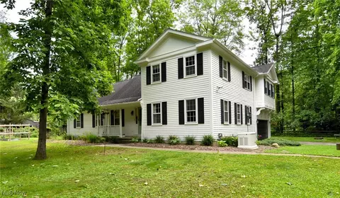 33 Forest Dr, Chagrin Falls, OH 44022