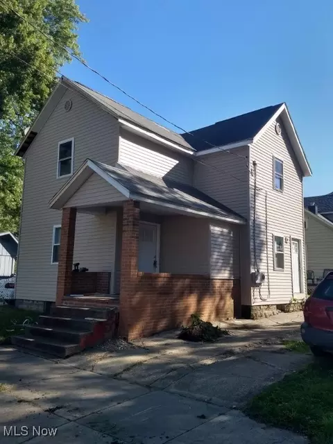 353 3rd St NW, Barberton, OH 44203