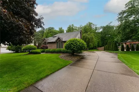 56 Red Grouse Ct, Youngstown, OH 44511