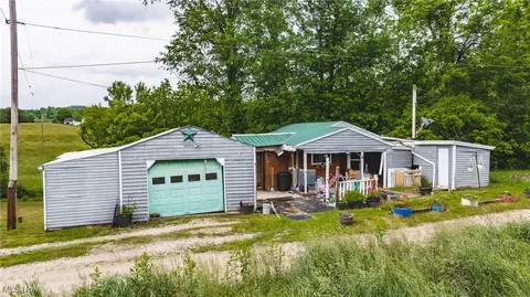 51 Lock 3 Rd, Elizabeth, WV 26143