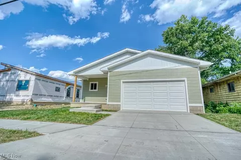 461 S Van Buren Ave, Barberton, OH 44203