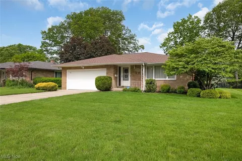 987 E Decker Dr, Seven Hills, OH 44131