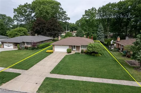 View/Area - 987 E Decker Dr, Seven Hills, OH 44131 photo 1 of 5
