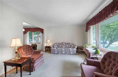 Living - 987 E Decker Dr, Seven Hills, OH 44131 photo 2 of 5
