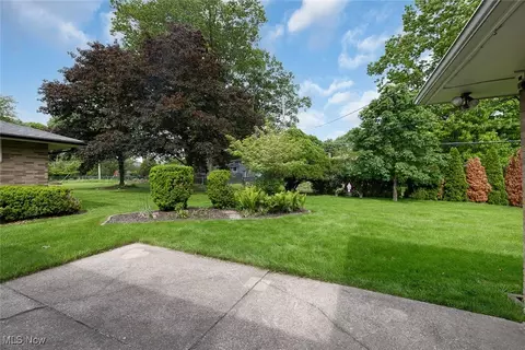 Exterior - 987 E Decker Dr, Seven Hills, OH 44131 photo 2 of 5