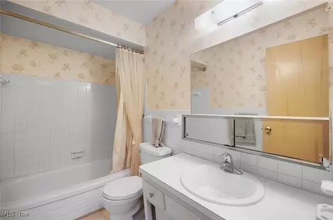 Bath - 987 E Decker Dr, Seven Hills, OH 44131 photo 1 of 2
