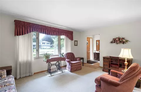 Living - 987 E Decker Dr, Seven Hills, OH 44131 photo 3 of 5
