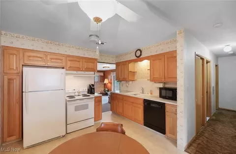 Kitchen - 987 E Decker Dr, Seven Hills, OH 44131 photo 1 of 3