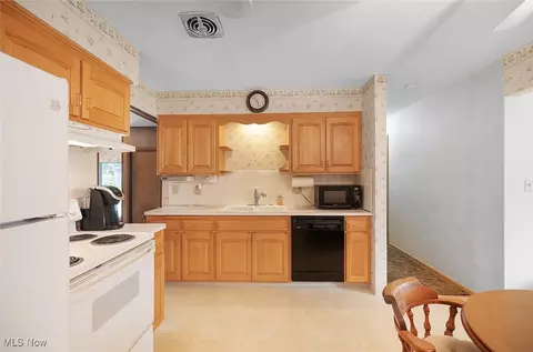 Kitchen - 987 E Decker Dr, Seven Hills, OH 44131 photo 2 of 3